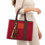 Γυναικεία τσάντα με κρεμαστό λούτρινο αρκουδάκι – Μαύρο